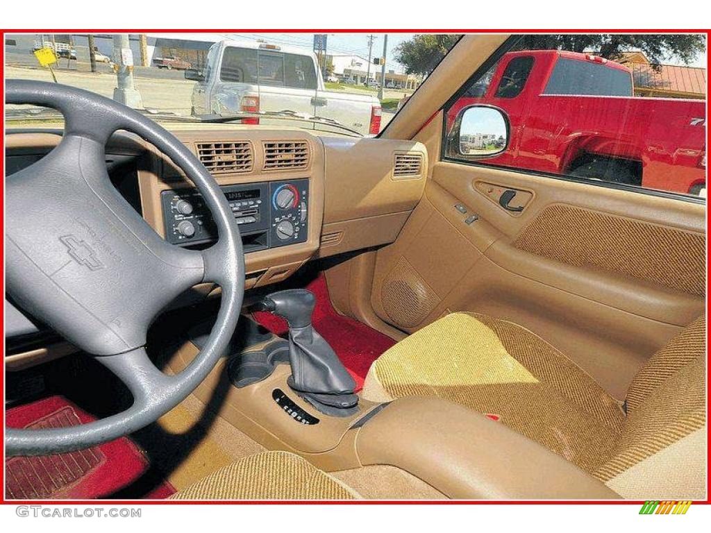 1997 S10 LS Extended Cab - Standard Red / Beige photo #23