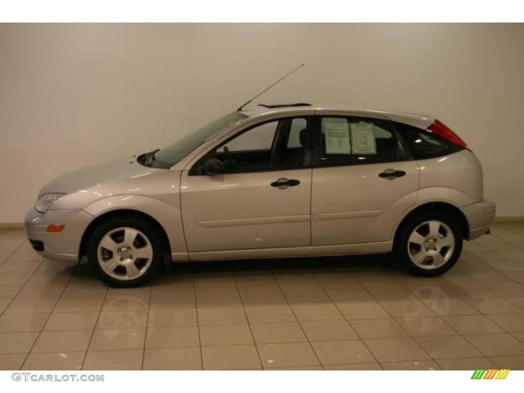 2005 Focus ZX5 SES Hatchback - CD Silver Metallic / Dark Flint/Light Flint photo #4