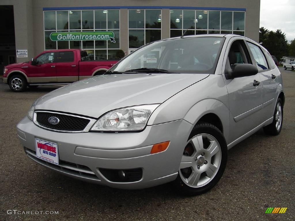 2005 Focus ZX5 SES Hatchback - CD Silver Metallic / Dark Flint/Light Flint photo #1