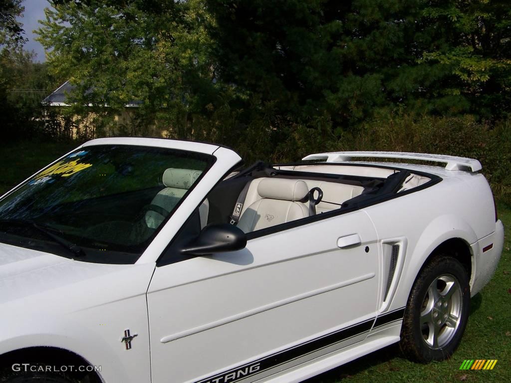 2002 Mustang V6 Convertible - Oxford White / Oxford White photo #16