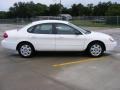 Vibrant White - Taurus SE Sedan Photo No. 2
