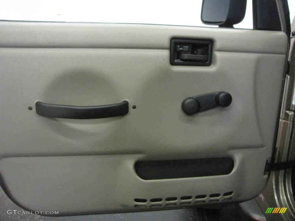 2004 Wrangler X 4x4 - Light Khaki Metallic / Khaki photo #13