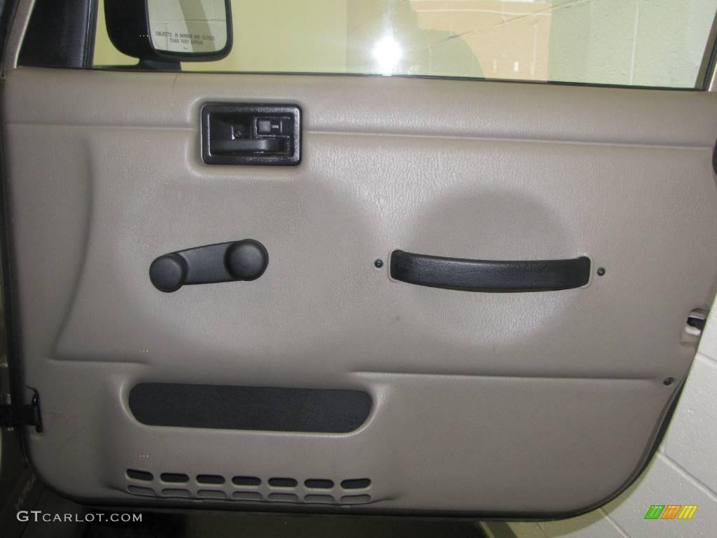2004 Wrangler X 4x4 - Light Khaki Metallic / Khaki photo #14
