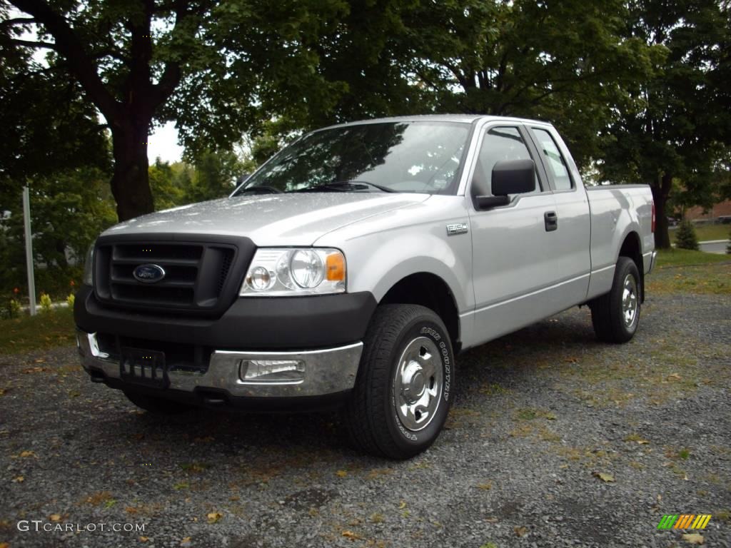 2005 F150 XL SuperCab 4x4 - Silver Metallic / Medium Flint Grey photo #2