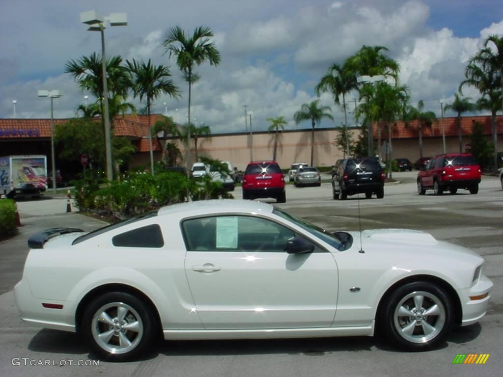 2007 Mustang GT Premium Coupe - Performance White / Light Graphite photo #2