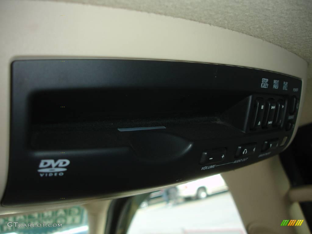 2005 Mountaineer V8 Premier AWD - Light French Silk Metallic / Medium Dark Parchment photo #24
