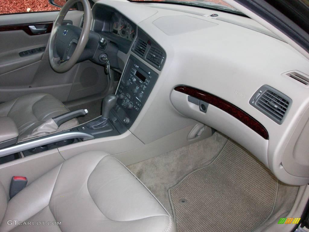 2003 XC70 AWD - Black / Beige/Light Sand photo #17