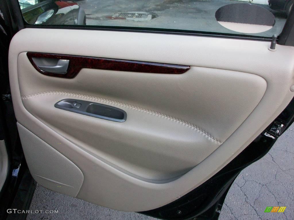 2003 XC70 AWD - Black / Beige/Light Sand photo #21
