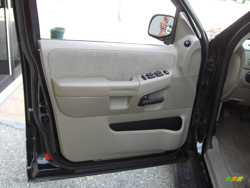2002 Explorer XLT 4x4 - Black Clearcoat / Medium Parchment photo #10