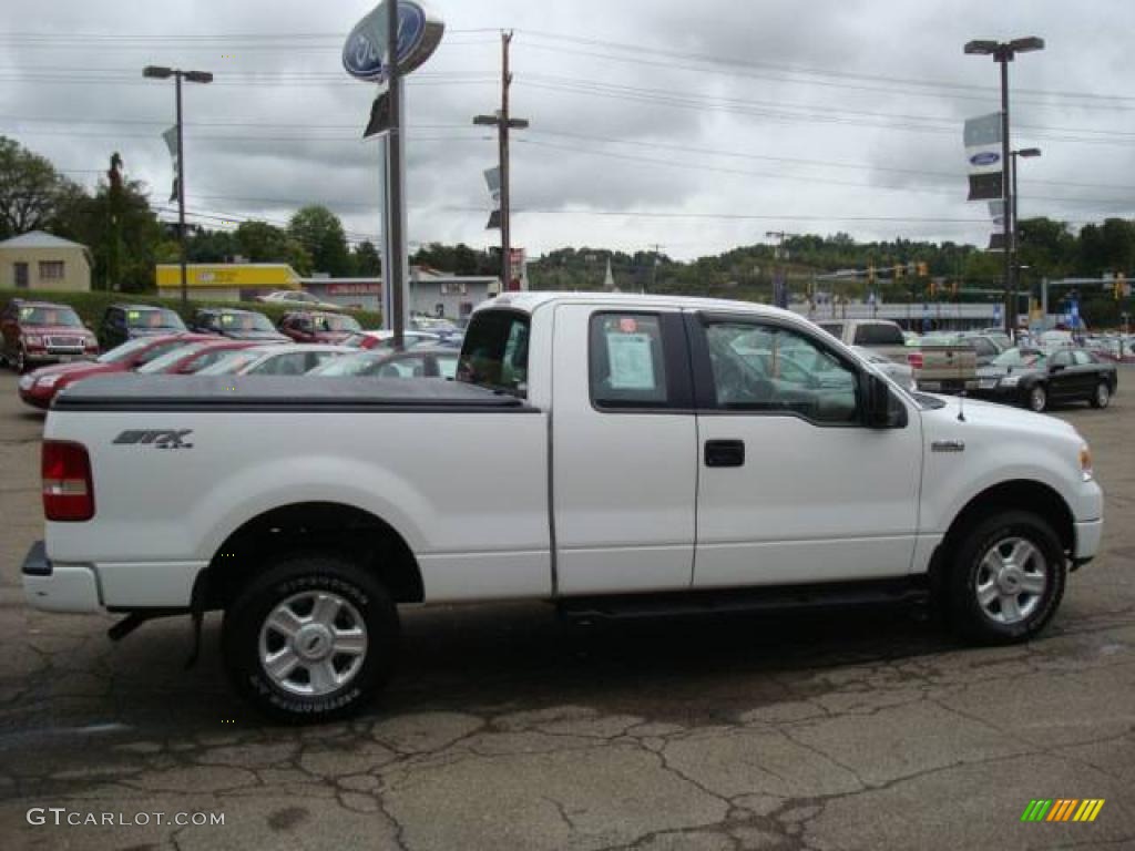 2005 F150 STX SuperCab 4x4 - Oxford White / Medium Flint Grey photo #5