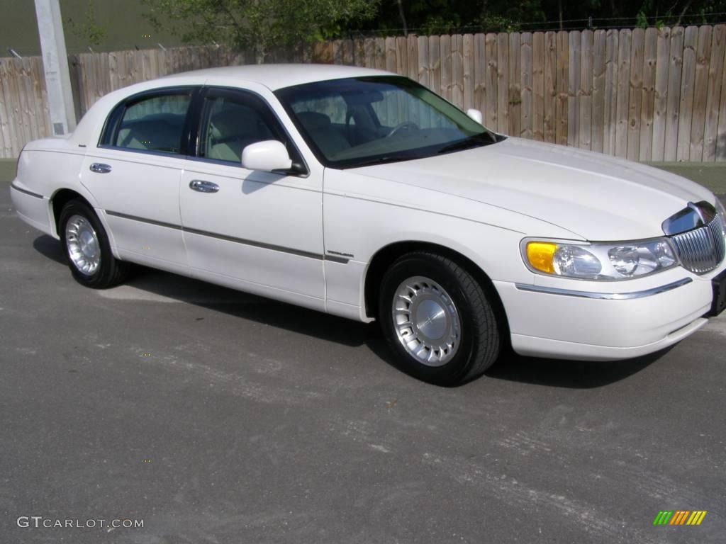 2000 Town Car Executive - Vibrant White / Light Parchment photo #1