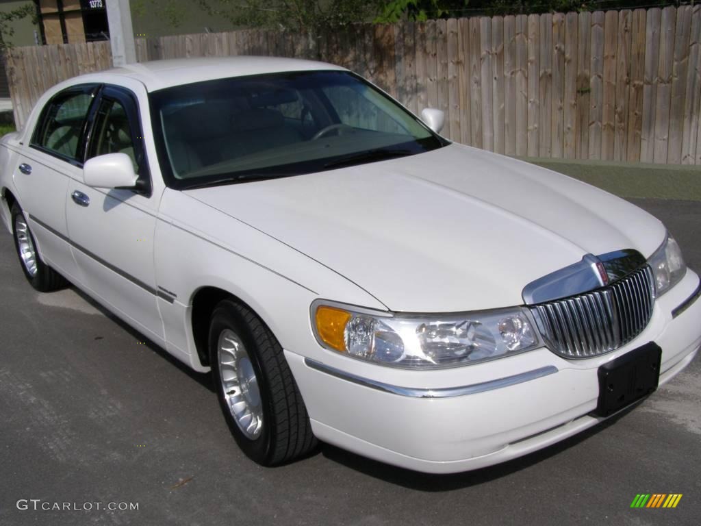 2000 Town Car Executive - Vibrant White / Light Parchment photo #2