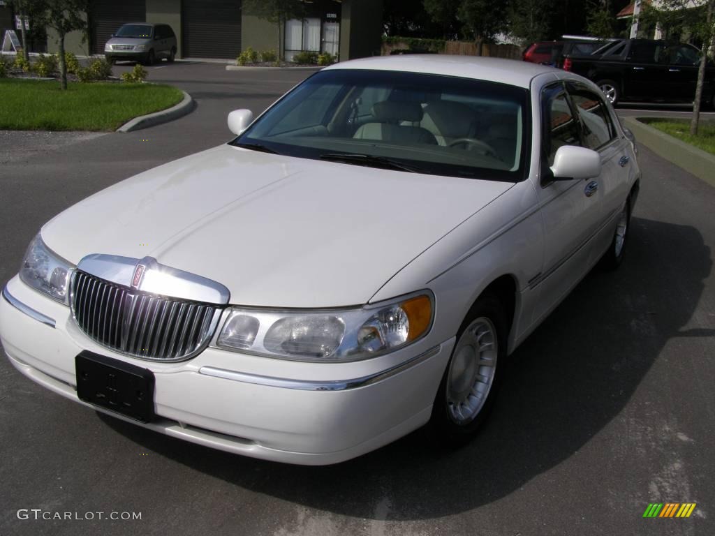 2000 Town Car Executive - Vibrant White / Light Parchment photo #3