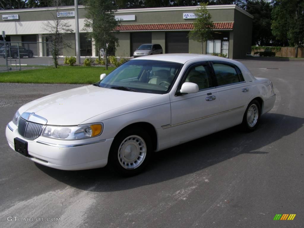 2000 Town Car Executive - Vibrant White / Light Parchment photo #4