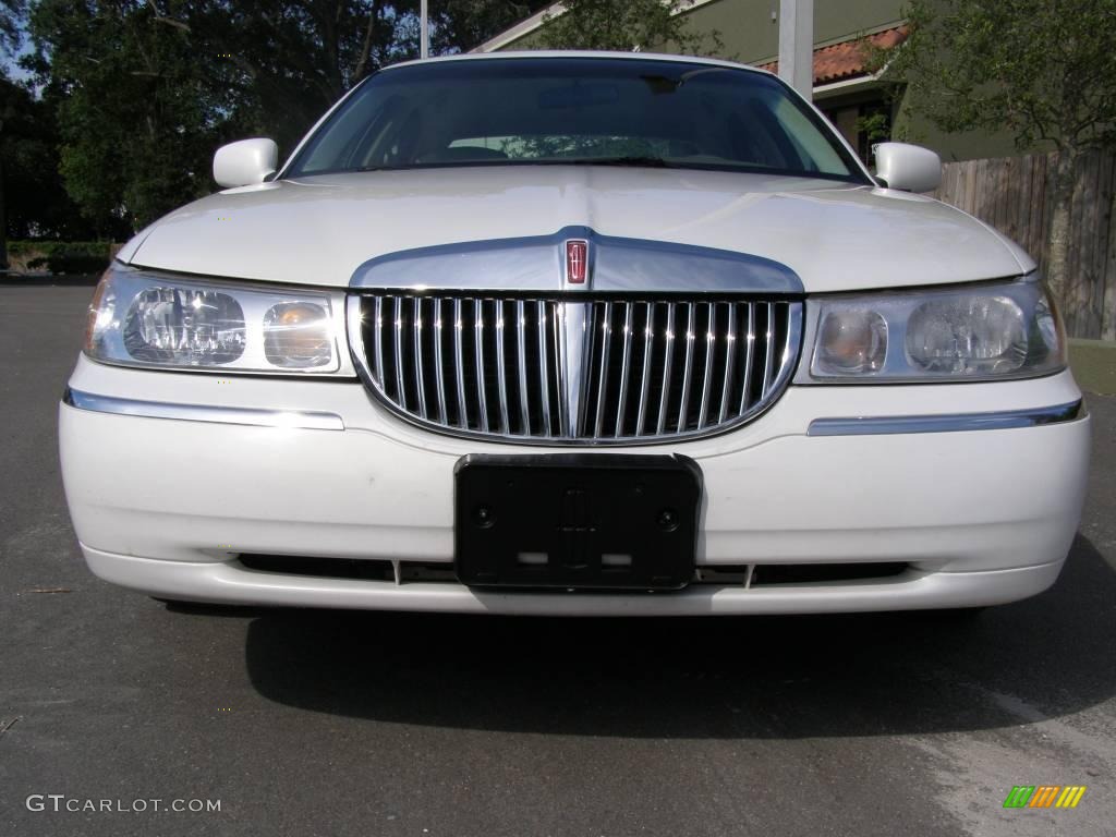 2000 Town Car Executive - Vibrant White / Light Parchment photo #5