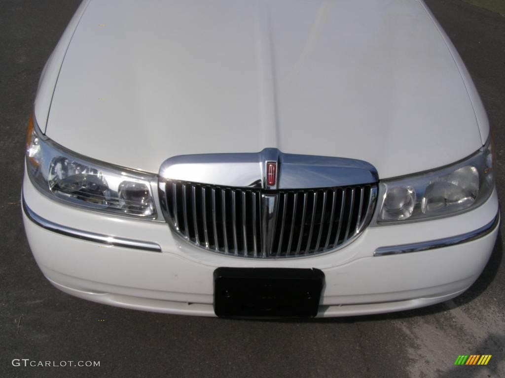 2000 Town Car Executive - Vibrant White / Light Parchment photo #6