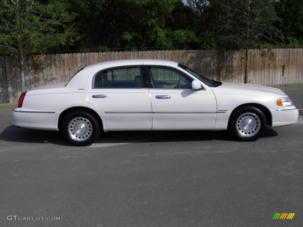 2000 Town Car Executive - Vibrant White / Light Parchment photo #7