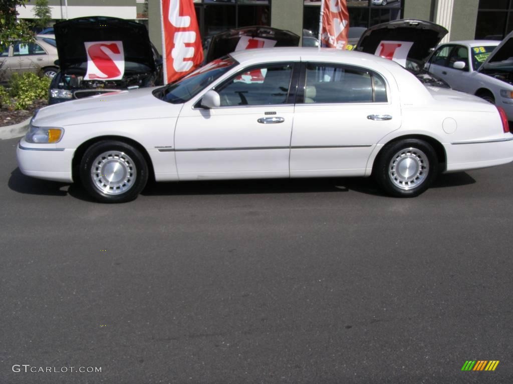 2000 Town Car Executive - Vibrant White / Light Parchment photo #8