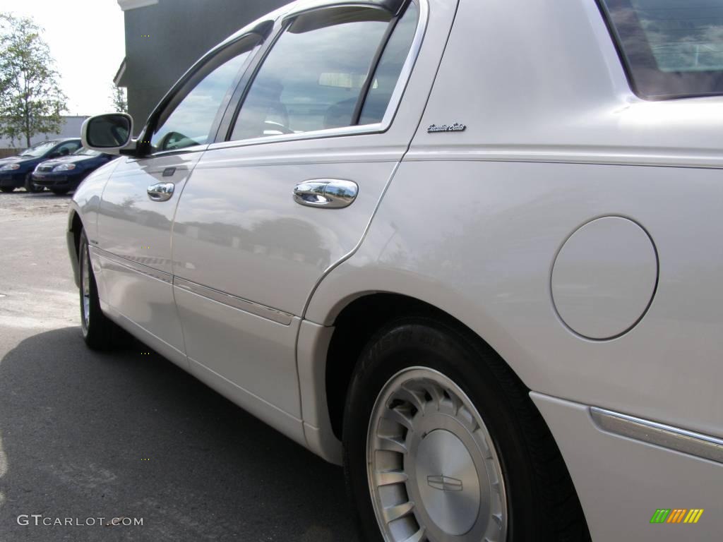 2000 Town Car Executive - Vibrant White / Light Parchment photo #9