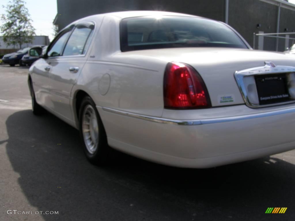 2000 Town Car Executive - Vibrant White / Light Parchment photo #10