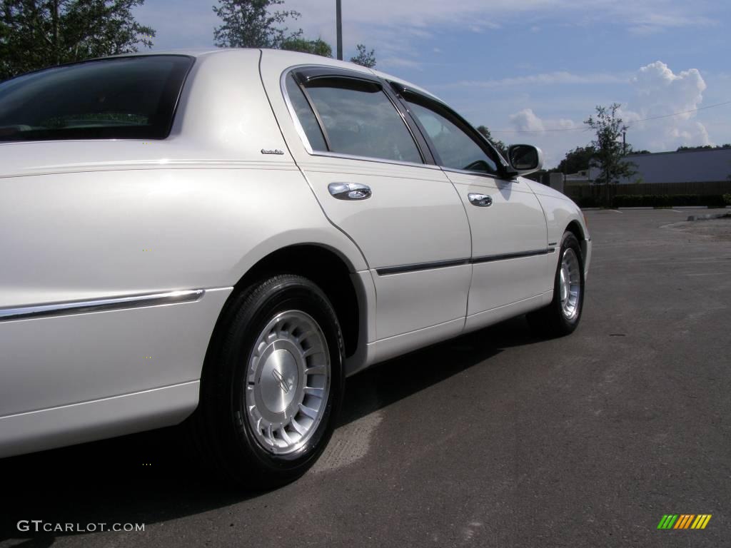 2000 Town Car Executive - Vibrant White / Light Parchment photo #11