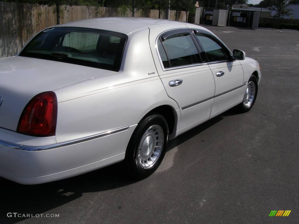 2000 Town Car Executive - Vibrant White / Light Parchment photo #12