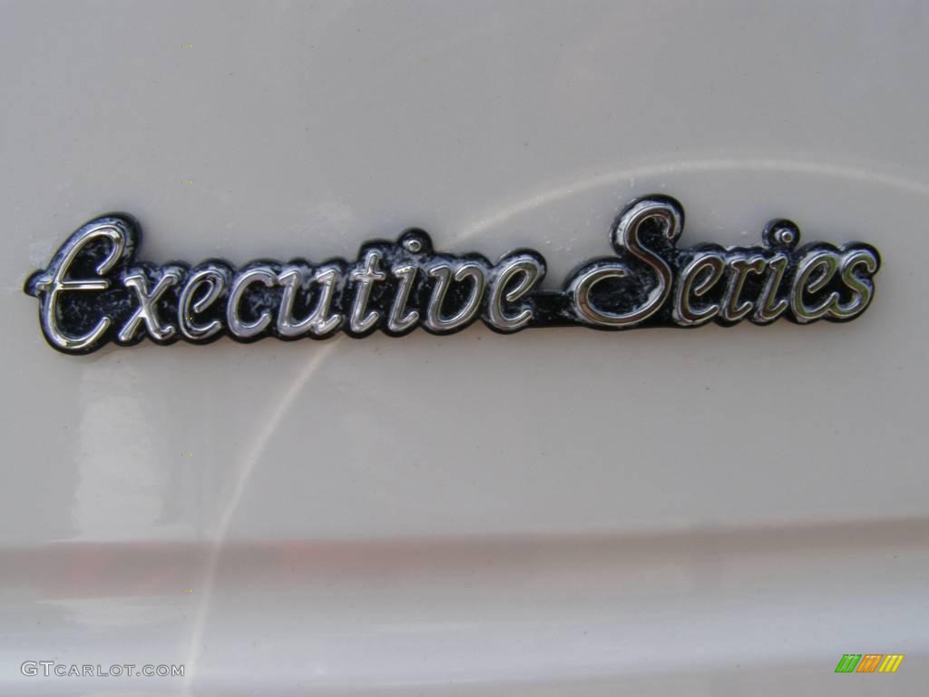 2000 Town Car Executive - Vibrant White / Light Parchment photo #14