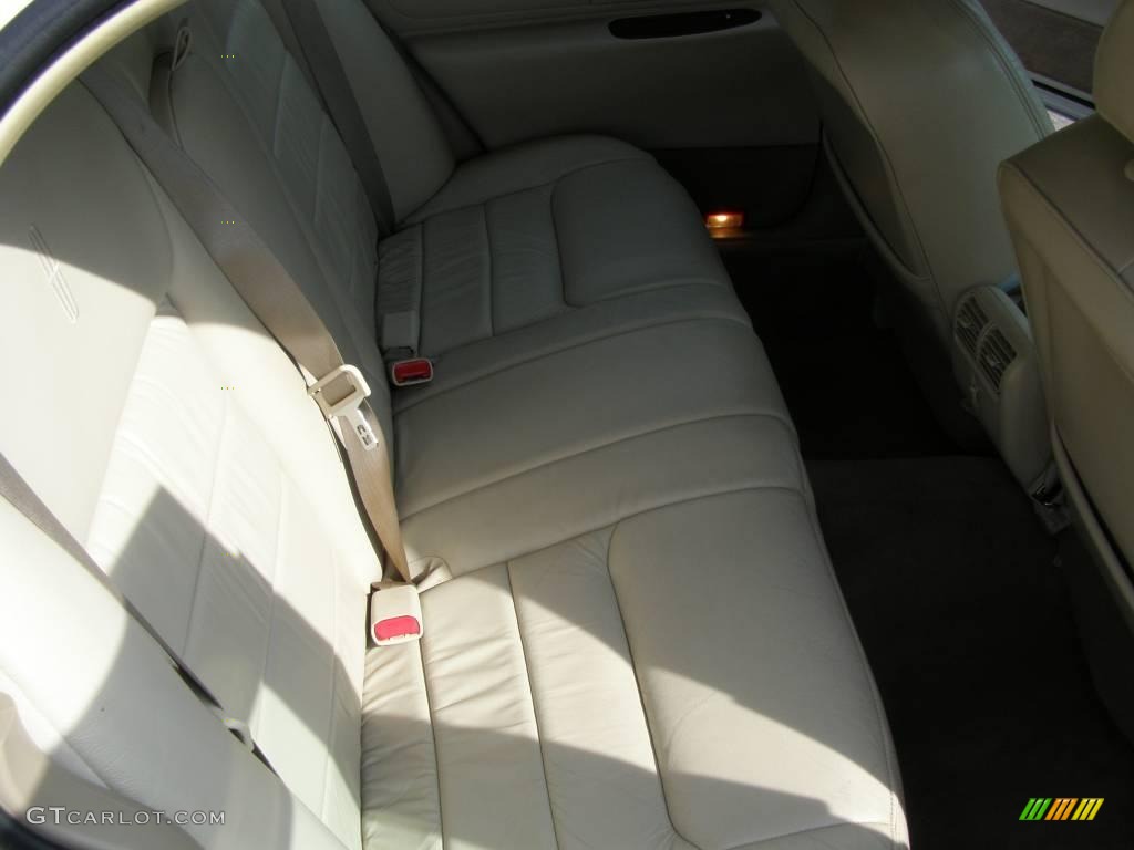 2000 Town Car Executive - Vibrant White / Light Parchment photo #20