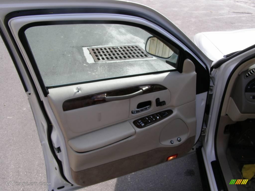 2000 Town Car Executive - Vibrant White / Light Parchment photo #26