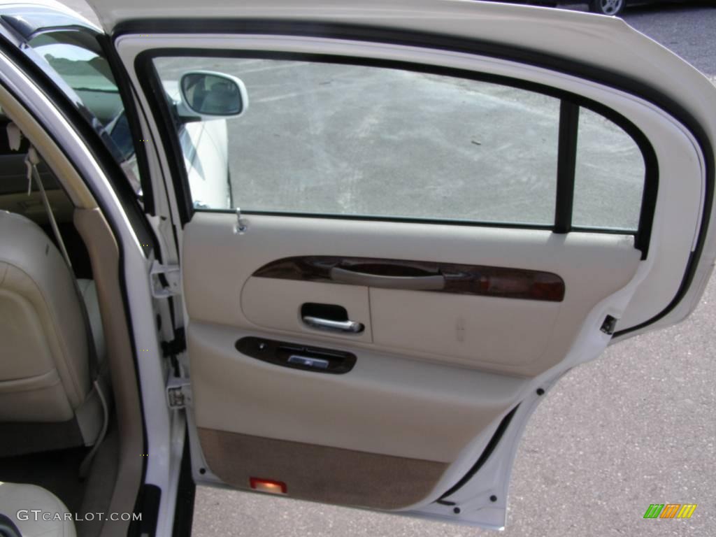 2000 Town Car Executive - Vibrant White / Light Parchment photo #28