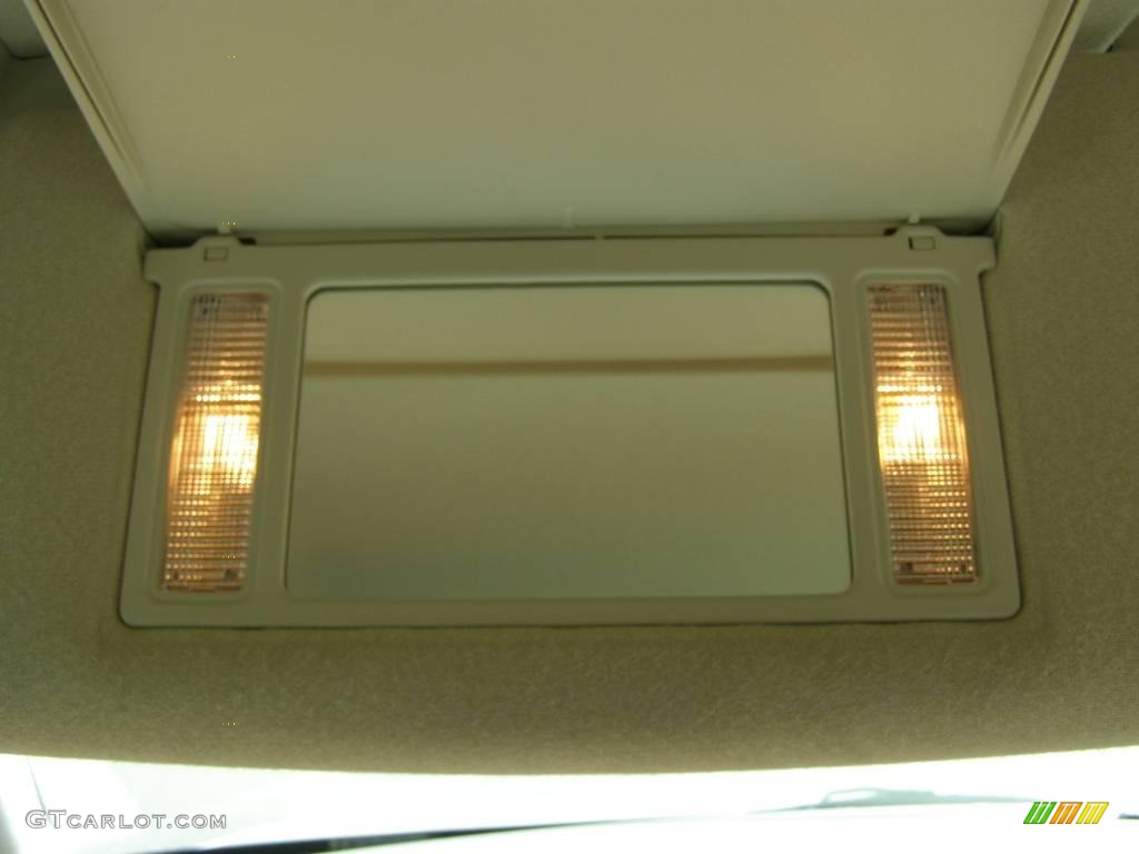 2000 Town Car Executive - Vibrant White / Light Parchment photo #39