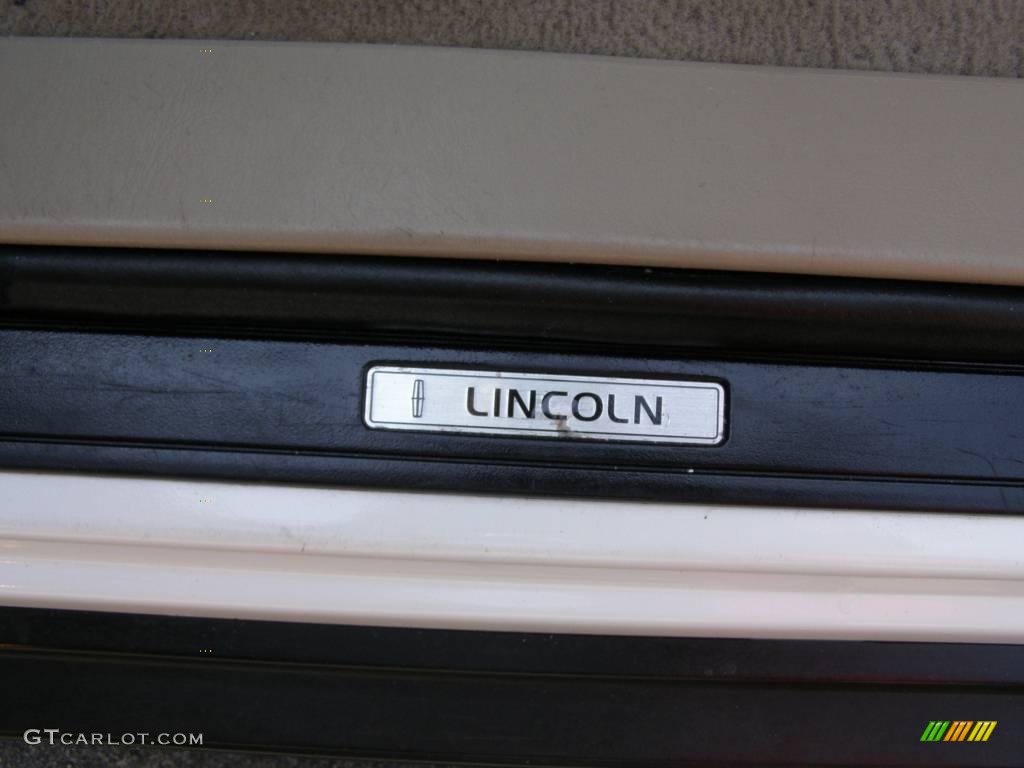 2000 Town Car Executive - Vibrant White / Light Parchment photo #40
