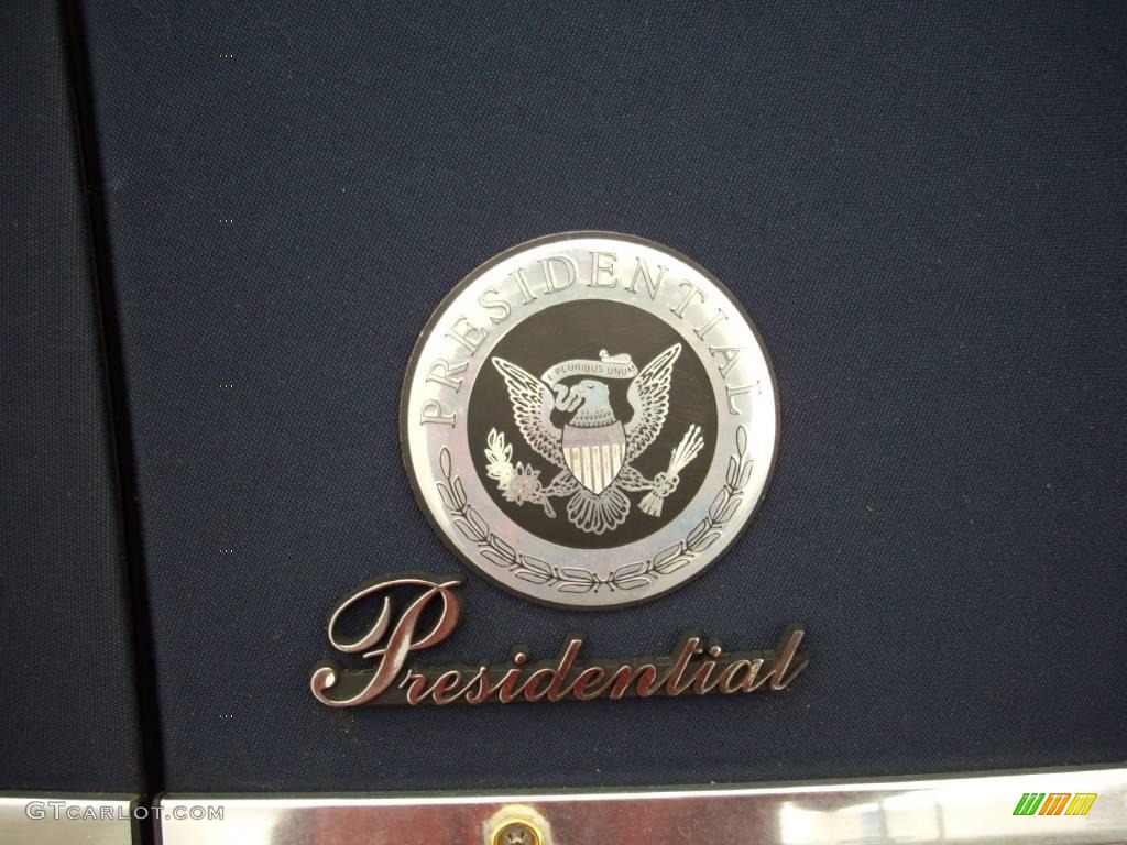 2001 Town Car Presidential - Vibrant White / Deep Slate Blue photo #16