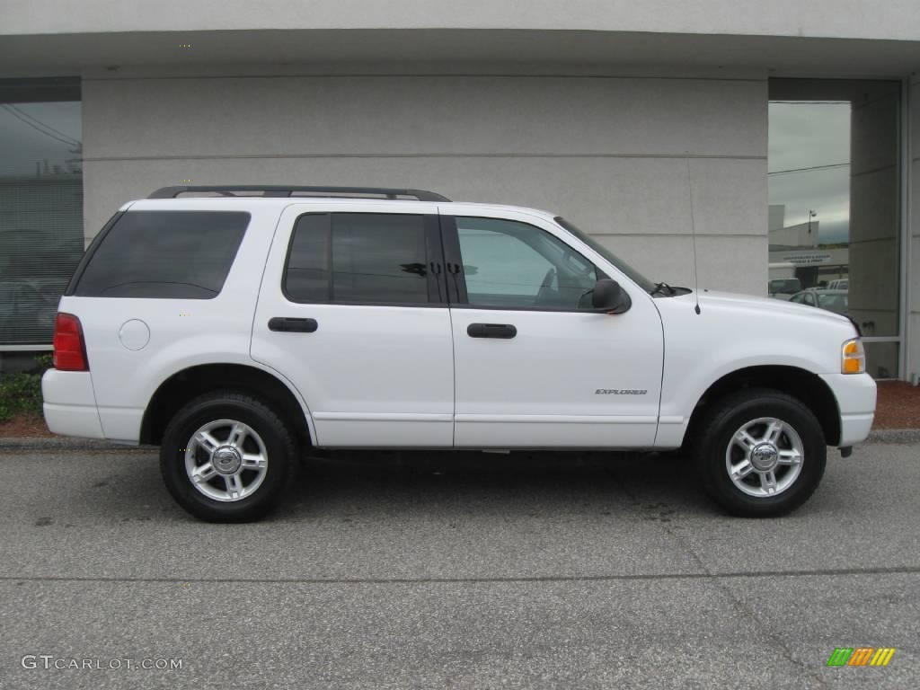 2004 Explorer XLT 4x4 - Oxford White / Graphite photo #2