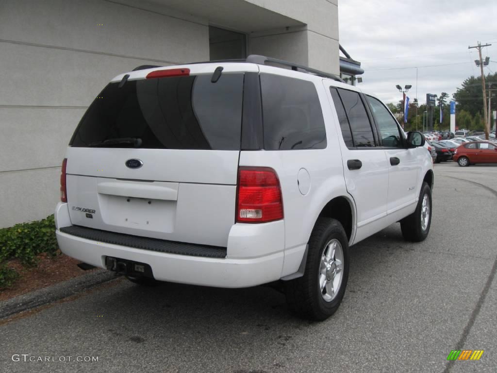 2004 Explorer XLT 4x4 - Oxford White / Graphite photo #3