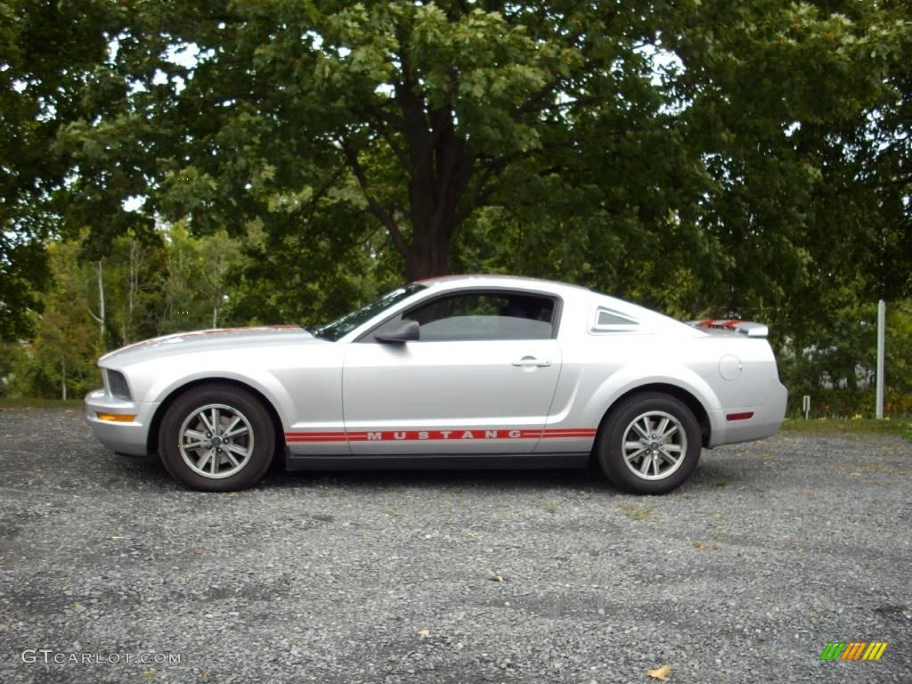2005 Mustang V6 Deluxe Coupe - Satin Silver Metallic / Dark Charcoal photo #2