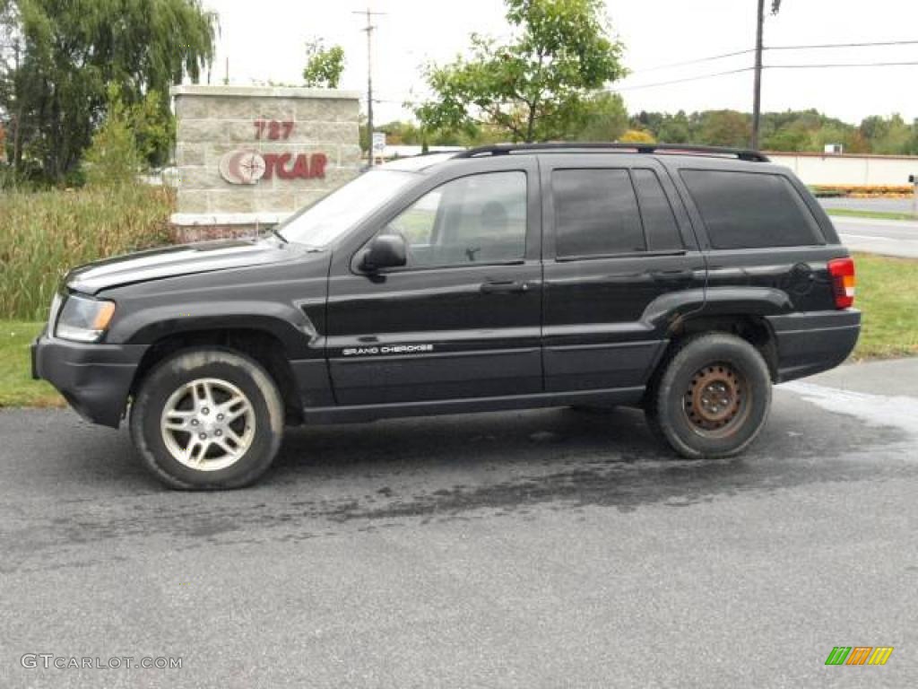 2004 Grand Cherokee Laredo 4x4 - Brillant Black Crystal Pearl / Dark Slate Gray photo #1