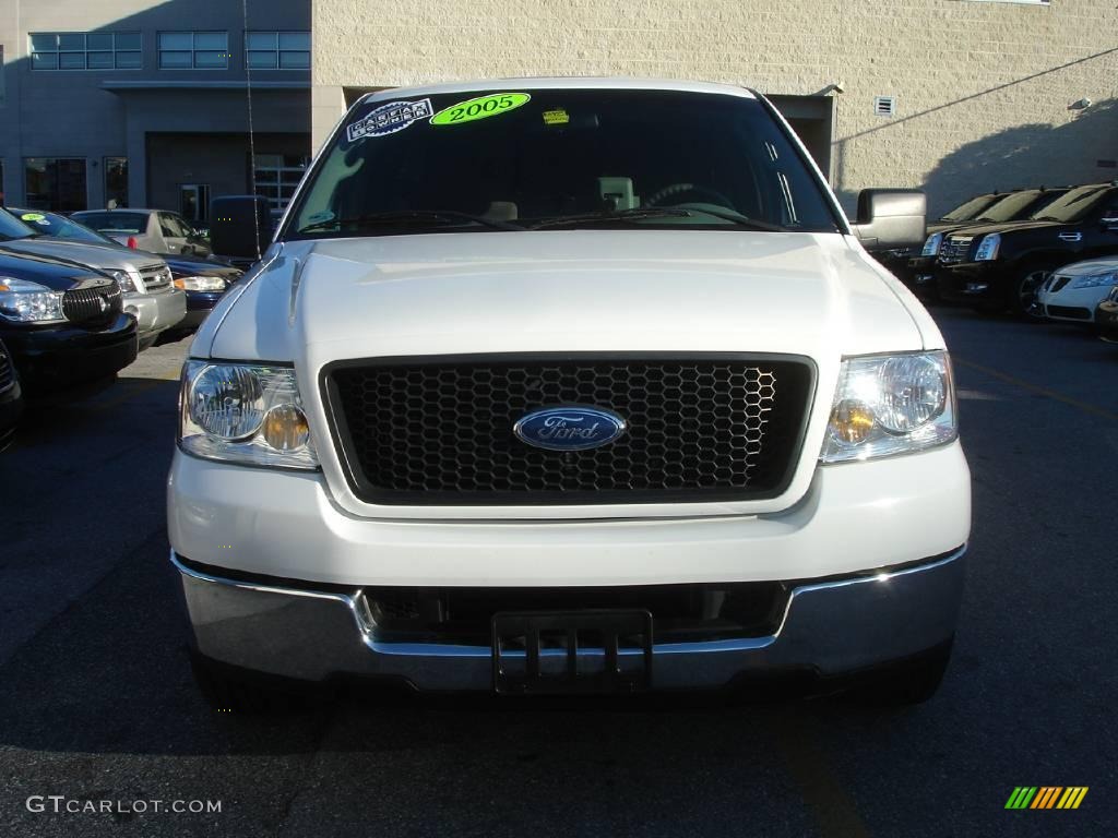 2005 F150 XLT Regular Cab - Oxford White / Medium Flint Grey photo #2