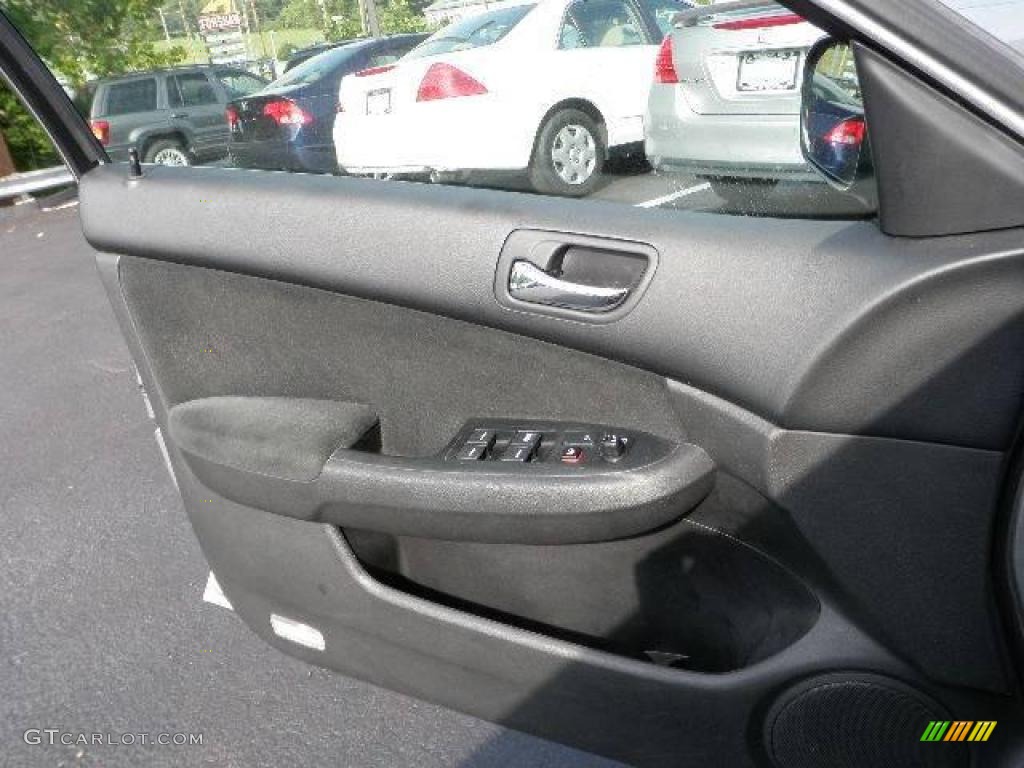 2006 Accord LX Sedan - Alabaster Silver Metallic / Gray photo #17