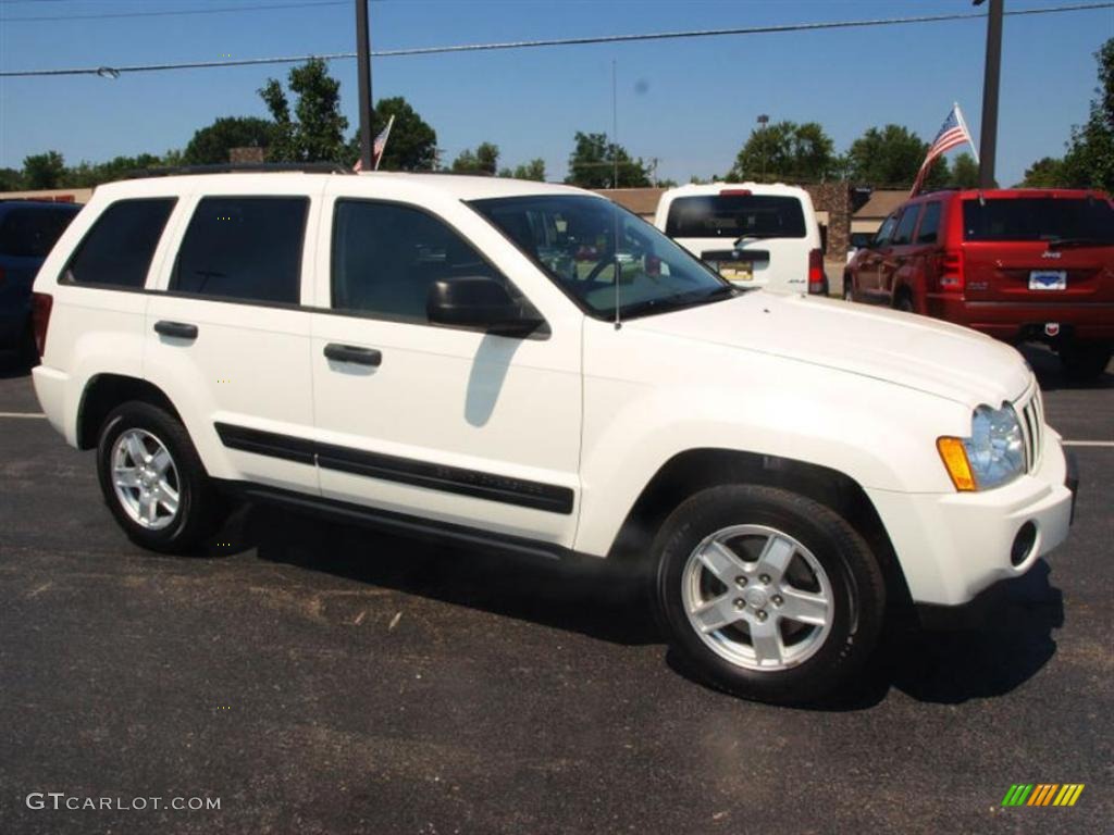 2005 Grand Cherokee Laredo 4x4 - Stone White / Medium Slate Gray photo #1