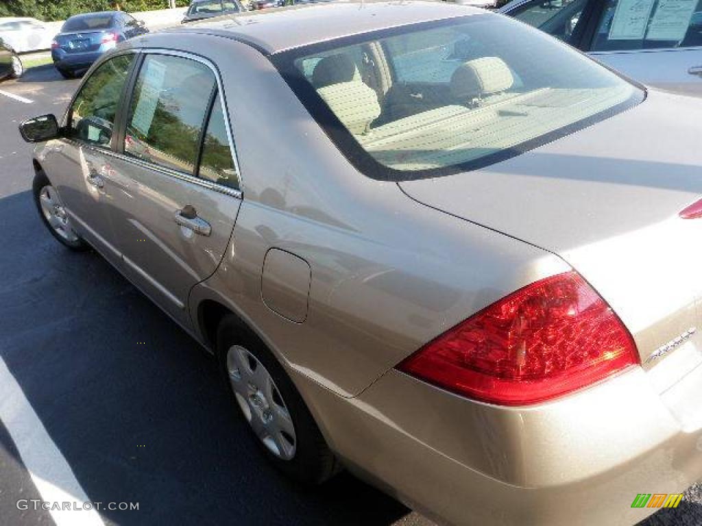 2007 Accord LX Sedan - Desert Mist Metallic / Ivory photo #4