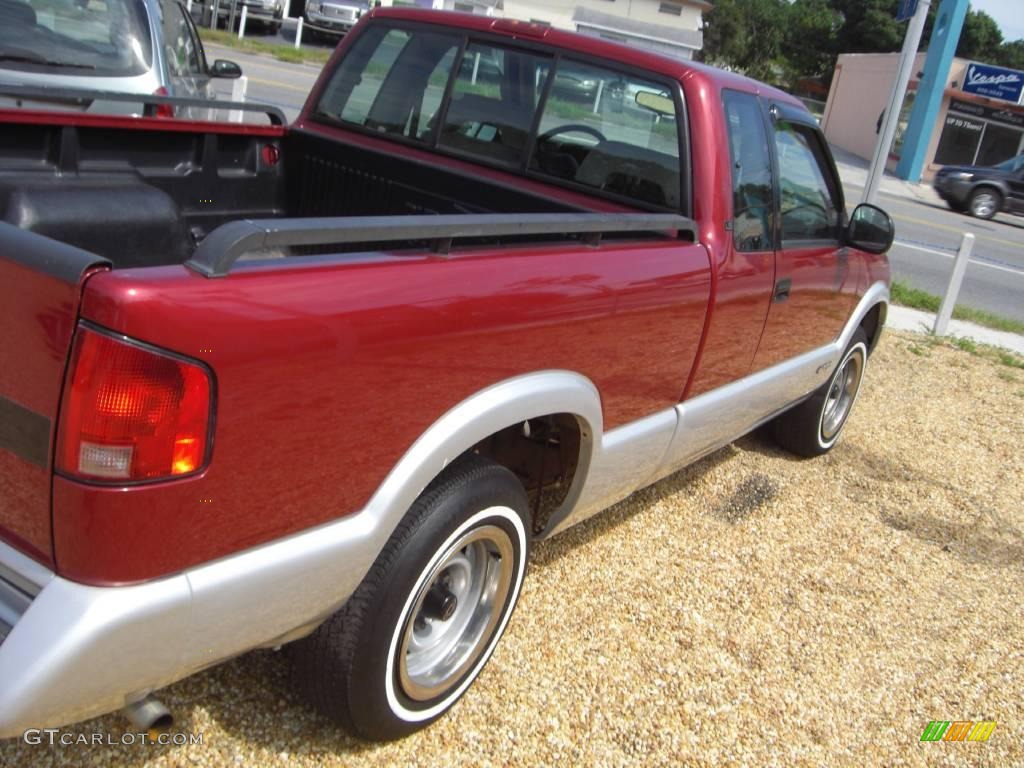 1994 S10 LS Extended Cab - Cherry Red Metallic / Gray photo #5