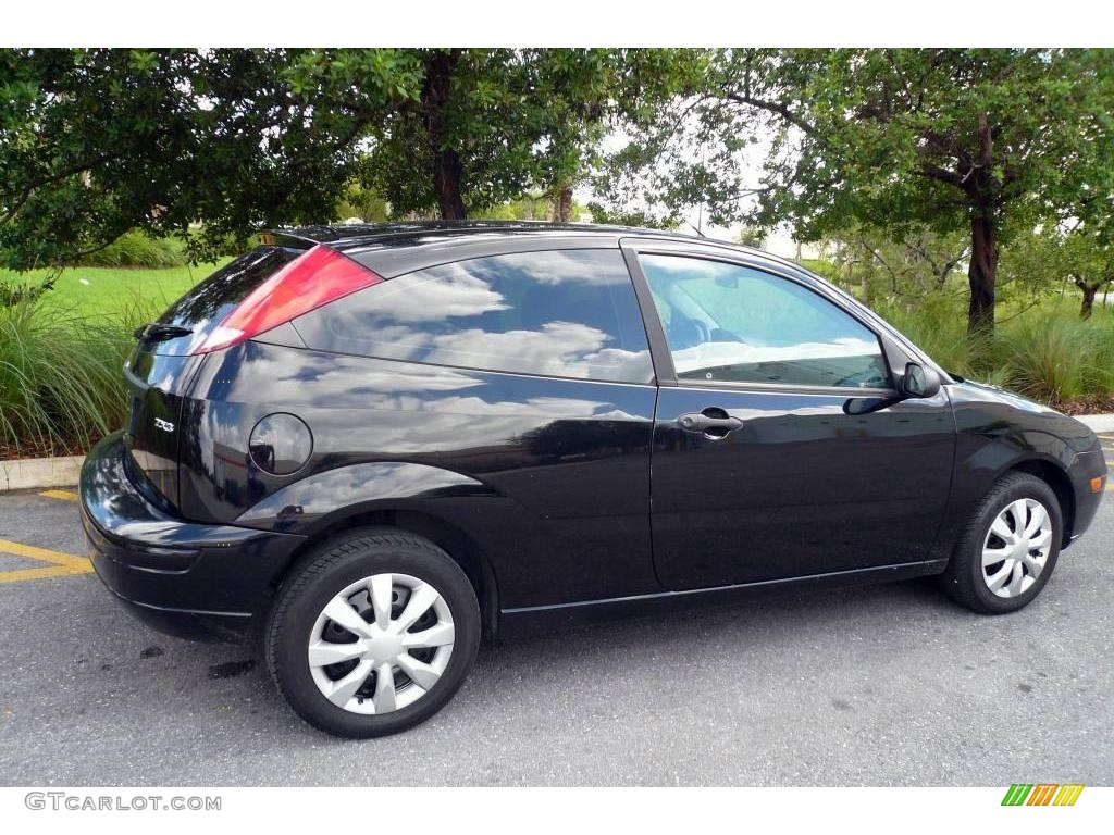 2005 Focus ZX3 S Coupe - Pitch Black / Charcoal/Charcoal photo #9