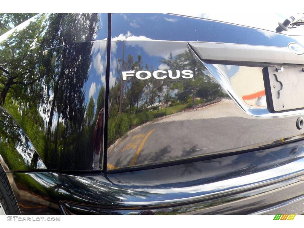 2005 Focus ZX3 S Coupe - Pitch Black / Charcoal/Charcoal photo #17