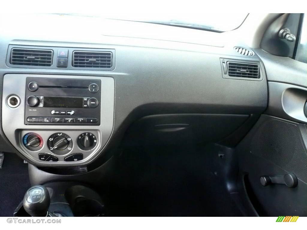 2005 Focus ZX3 S Coupe - Pitch Black / Charcoal/Charcoal photo #52