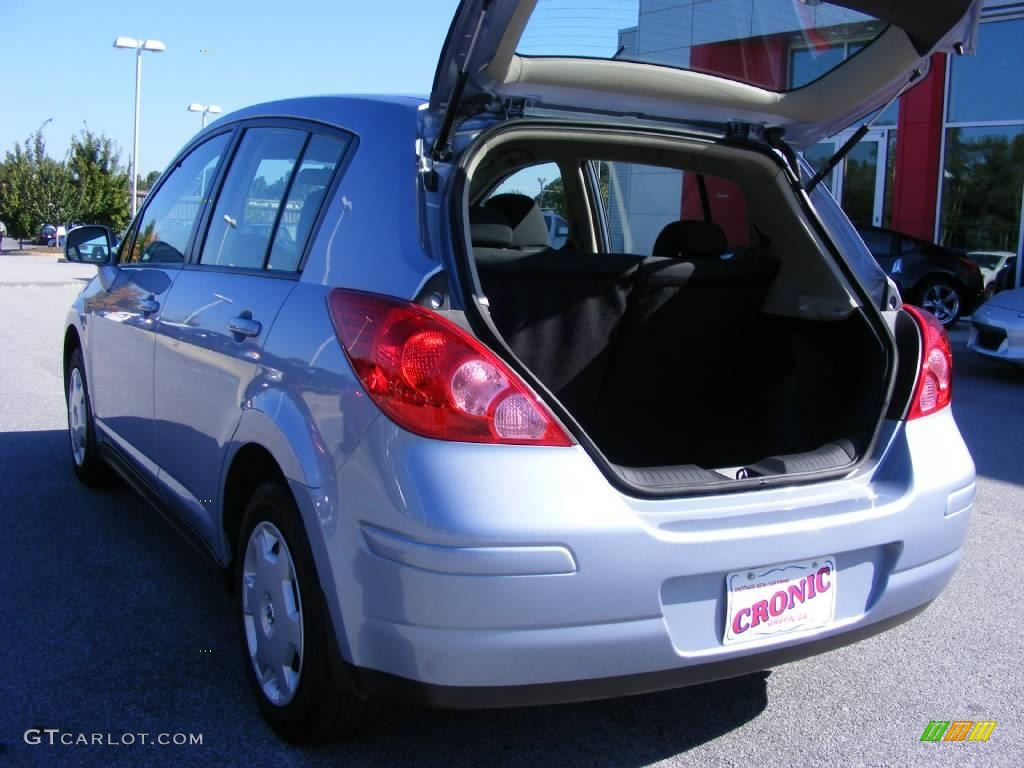 2009 Versa 1.8 S Hatchback - Arctic Blue / Charcoal photo #14