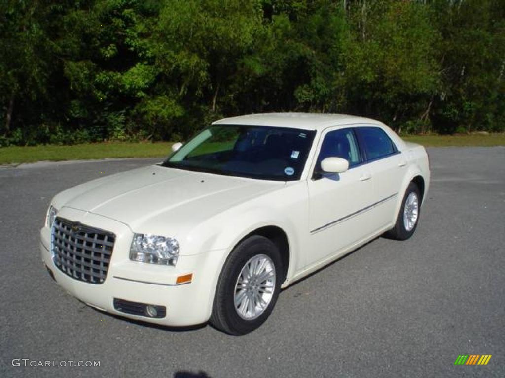 Cool Vanilla White Chrysler 300