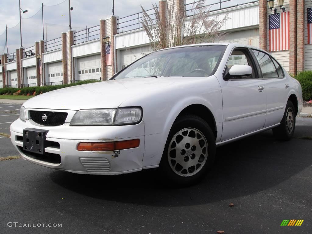 1996 Maxima SE - Arctic White Pearl / Beige photo #1