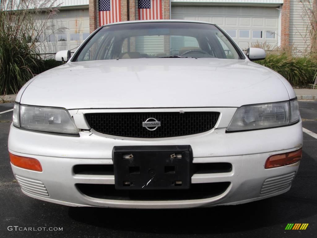 1996 Maxima SE - Arctic White Pearl / Beige photo #2