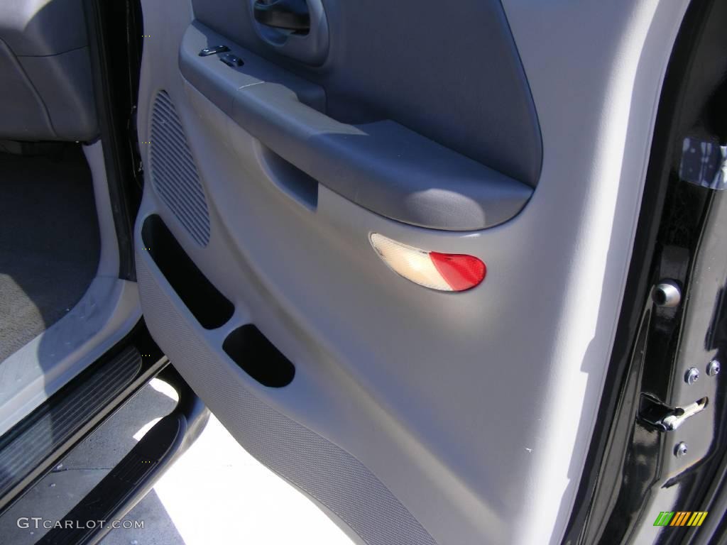 2002 F150 XLT SuperCab - Black / Dark Graphite photo #30